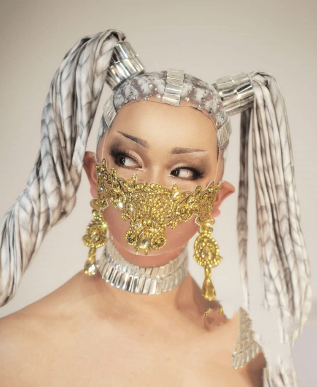 European And American Diamond Mask Butterfly Performance Image