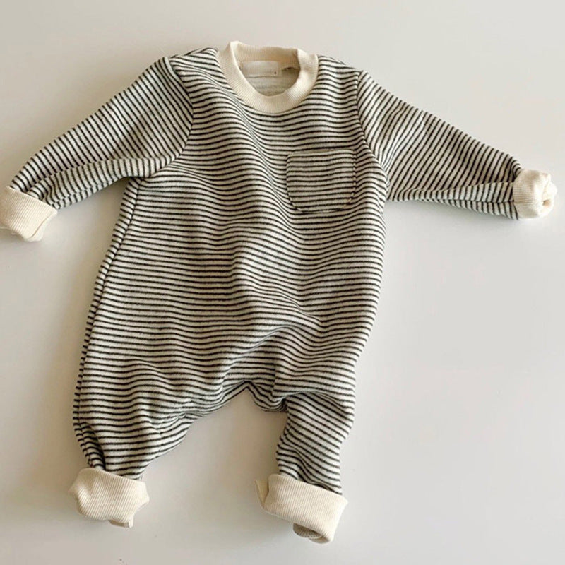 Wear striped baby jumpsuits outside Image