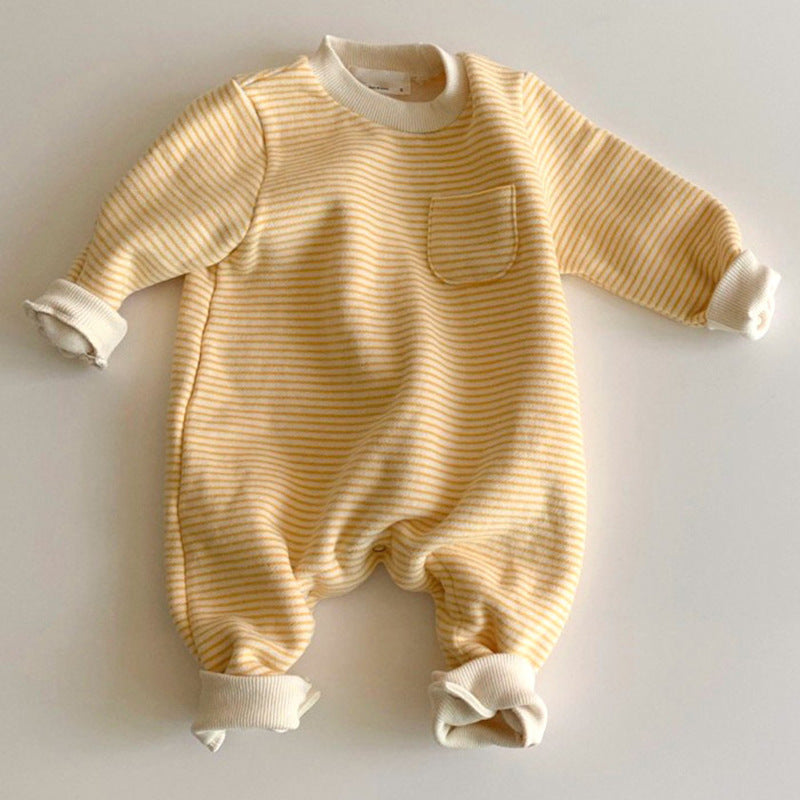 Wear striped baby jumpsuits outside Image