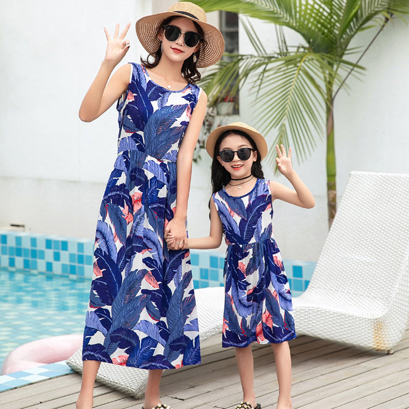 Mother And Daughter Vacation Beach Vest Long Skirt Image