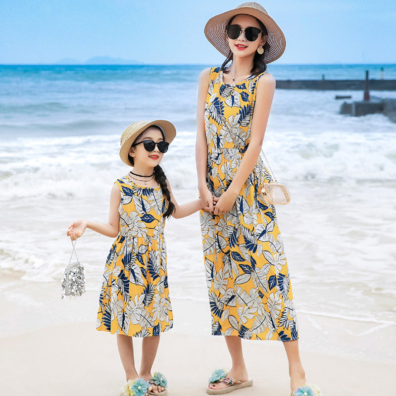 Mother And Daughter Vacation Beach Vest Long Skirt Image