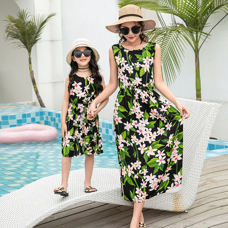 Mother And Daughter Vacation Beach Vest Long Skirt Image