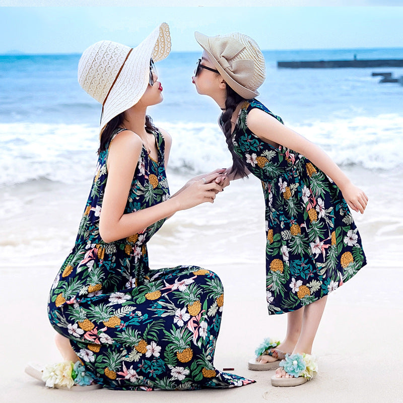 Mother And Daughter Vacation Beach Vest Long Skirt Image