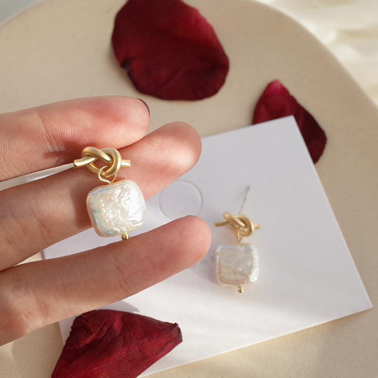 Natural pearl earrings Image