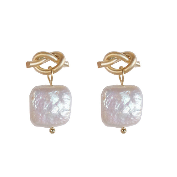 Natural pearl earrings Image