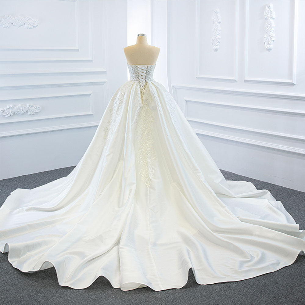 The Wedding Dress Wears Two Fishtail Tail Tube Tops, The Temperament Is Thin And Dreamy Image