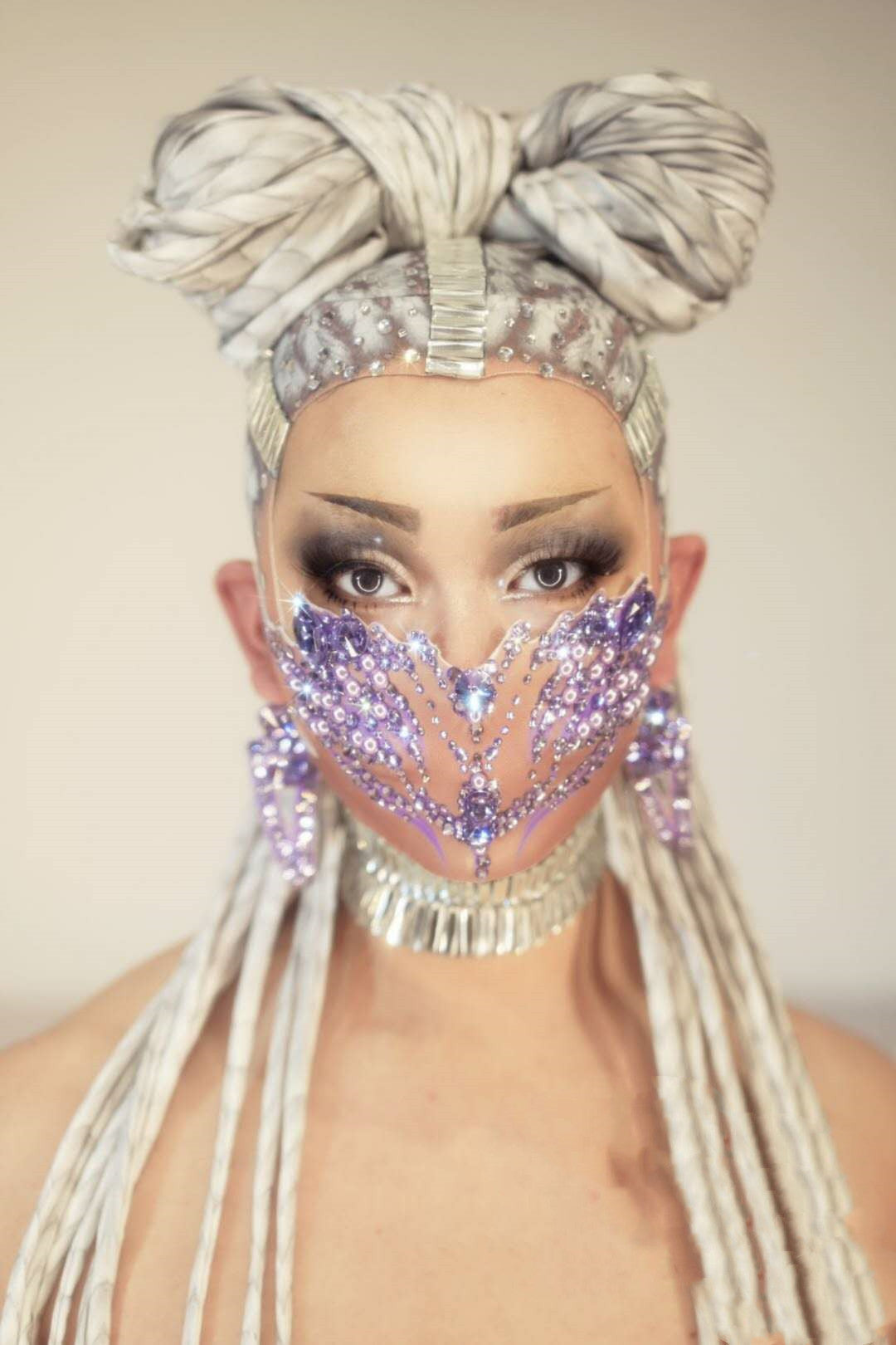 European And American Diamond Mask Butterfly Performance Image